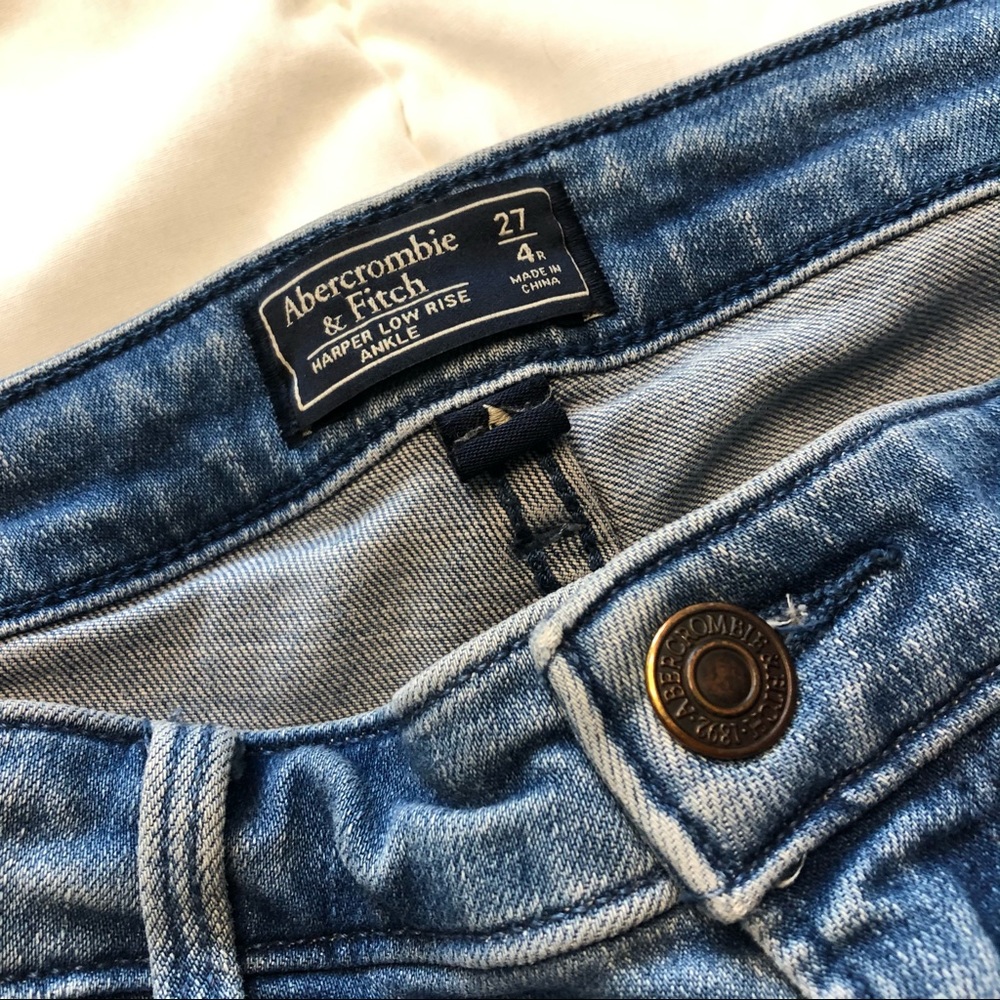 Abercrombie & Fitch Distressed Low Rise Ankle Size 27/4R
